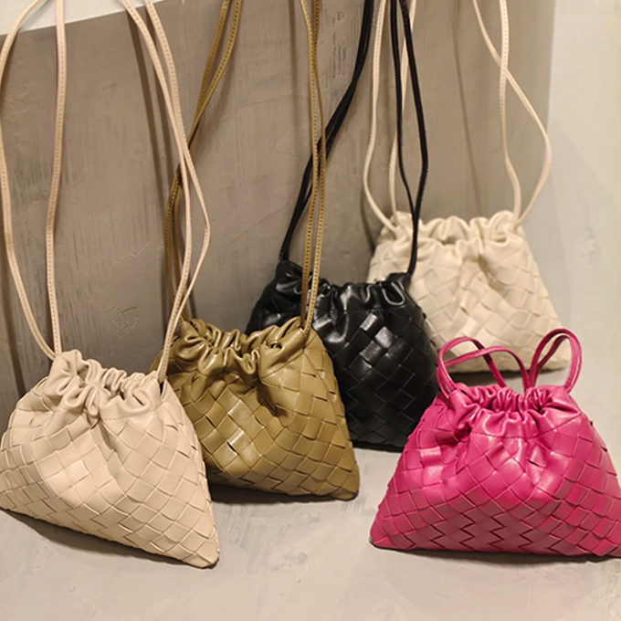 bottega veneta mini dustbag intrecciato leather drawstring crossbody pouch #816987